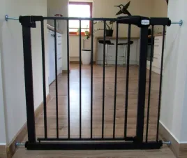 bramka-ochronna-rozporowa-barierka-zabezpieczajaca-79-93-cm-na-schody-drzwi