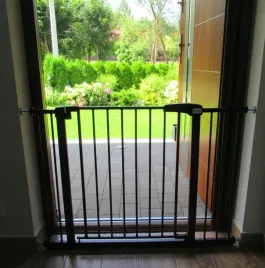 bramka-zabezpieczajaca-barierka-ochronna-do-przejsc-drzwi-schody-79-114cm