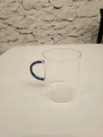 kubek-bezbarwny-z-niebieskim-uchem