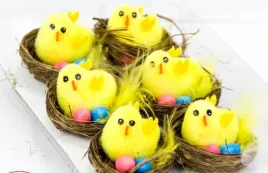 dekoracja-wielkanocna-6szt-kurczaki-w-koszyku-5428-wie-0246