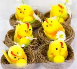 dekoracja-wielkanocna-6szt-kurczaki-ze-stokrotka-w-koszyku-5459-wie-0249