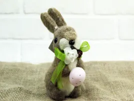 wielkanocny-zajac-z-jajkiem-dekoracyjny-filcowy-16x12x7-cm-hb19506