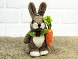 wielkanocny-zajac-z-marchewka-dekoracyjny-filcowy-hb19508