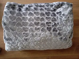 gruby-koc-narzuta-na-lozko-kanape-cieply-zimowy-szary-serca-160x220