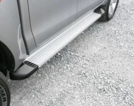 progi-stopnie-boczne-do-wsiadania-aluminiowe-toyota-hilux-2015-2025