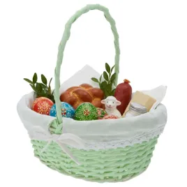 owalny-wielkanocny-kosz-wiklinowy-z-materialem-na-swieconke-dla-dzieci
