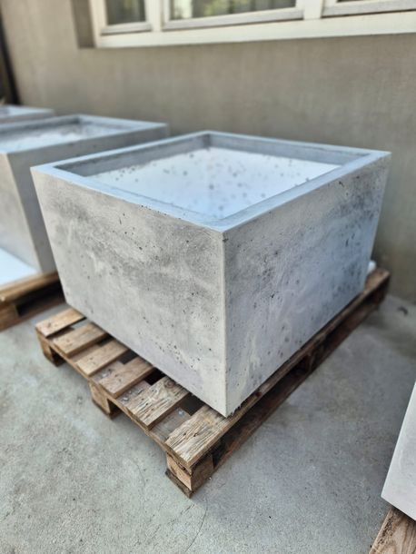 Betonowa donica 80x80x50cm impregnowana, ocieplona, z drenażem