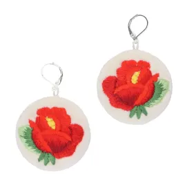 kolczyki-haftowane-lowickie-z-czerwona-roza-na-bialym-tle