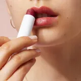 nivea-pomadka-do-ust-blackberry-shine-kod-producenta-nawilzajaca-pielegnujaca-koloryzujaca-pomadki