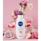 nivea-balsam-do-ciala-rose-touch-400ml-skladnik-wiodacy-roza