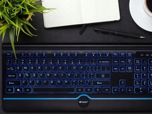 tracer-ofis-pro-usb-konstrukcja-blok-numeryczny-niski-profil-klawiszy-podporka-pod-nadgarstki-podswietlenie-regulowane-nozki