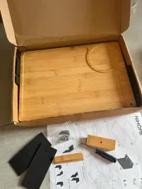 bambusowa-taca-na-bok-kanapy-organizer-na-telefon-i-kubek-nowy