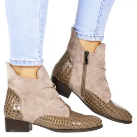 damskie-botki-na-plaskiej-podeszwie-potocki-12498-bezowe-krokodyl-zamsz