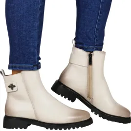 damskie-botki-na-plaskiej-podeszwie-pszczolka-potocki-19314-bezowe