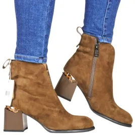 damskie-botki-skorzane-na-ozdobnym-obcasie-panterka-vinceza-66811-brazowe-z