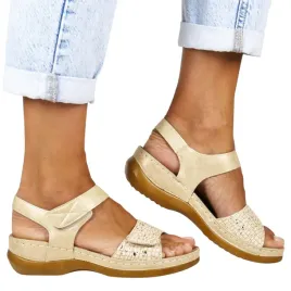 damskie-sandaly-zapinane-na-rzep-na-koturnie-evento-8984-bezowe-zlote