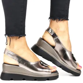 damskie-sandaly-skorzane-na-koturnie-z-kolkiem-249-platynowe