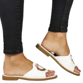 damskie-klapki-na-plaskiej-podeszwie-filippo-6906-biale