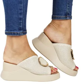 damskie-klapki-skorzane-na-koturnie-azurowe-z-ozdobnym-kolkiem-sokolski-242