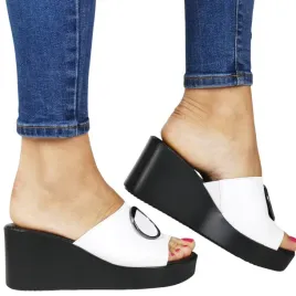 damskie-klapki-skorzane-na-koturnie-zozdobnym-kolkiem-sokolski-246-biale