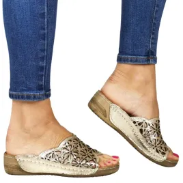 damskie-klapki-skorzane-na-niskiej-koturnie-azurowe-sokolski-225-zlote