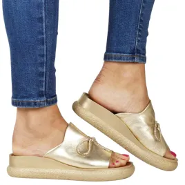 damskie-klapki-skorzane-na-koturnie-z-kokarda-sokolski-154-zlote