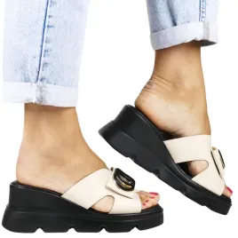 damskie-klapki-na-koturnie-vinceza-58464-biale