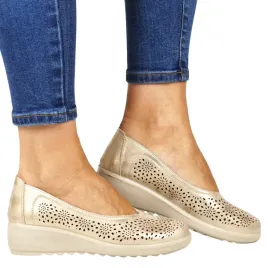 damskie-polbuty-wsuwane-azurowe-na-koturnie-potocki-90300-zlote-gold