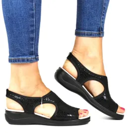 damskie-sandaly-na-koturnie-potocki-90346-czarne