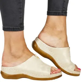 damskie-klapki-na-koturnie-evento-8996-zlote