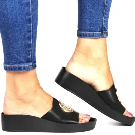 klapki-na-platformie-koturnie-z-ozdobnym-kolkiem-potocki-43326-czarne