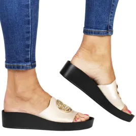 klapki-na-platformie-koturnie-z-ozdobnym-kolkiem-potocki-43326-zlote