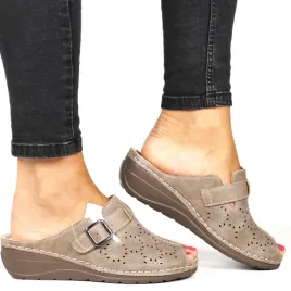 damskie-klapki-na-koturnie-bez-palcow-potocki-24300-khaki