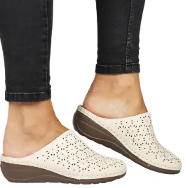 damskie-klapki-azurowe-na-koturnie-potocki-24301-bezowe