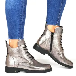 damskie-botki-z-pszczolka-na-plaskiej-podeszwie-potocki-12179-pewter