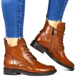 damskie-botki-z-pszczolka-na-plaskiej-podeszwie-potocki-12179-brazowe-licow