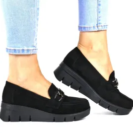 damskie-mokasyny-na-koturnie-polbuty-z-klamra-potocki-12372-czarne-zamszowe