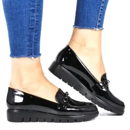 damskie-mokasyny-polbuty-na-koturnie-sokolski-326-czarne-lakierowane