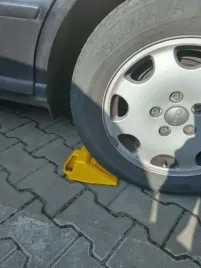 klin-pod-kola-samochodu-zolty