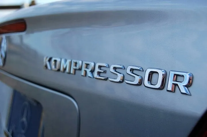 emblemat-napis-kompressor-chromowany-mercedes