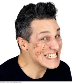 rana-wpiete-agrafki-w-skore-piercing-halloween