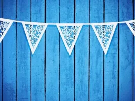 girlanda-trojkaty-perlowy-papier-azur-3m-dekoracja-wesele-slub-komunia-ihs