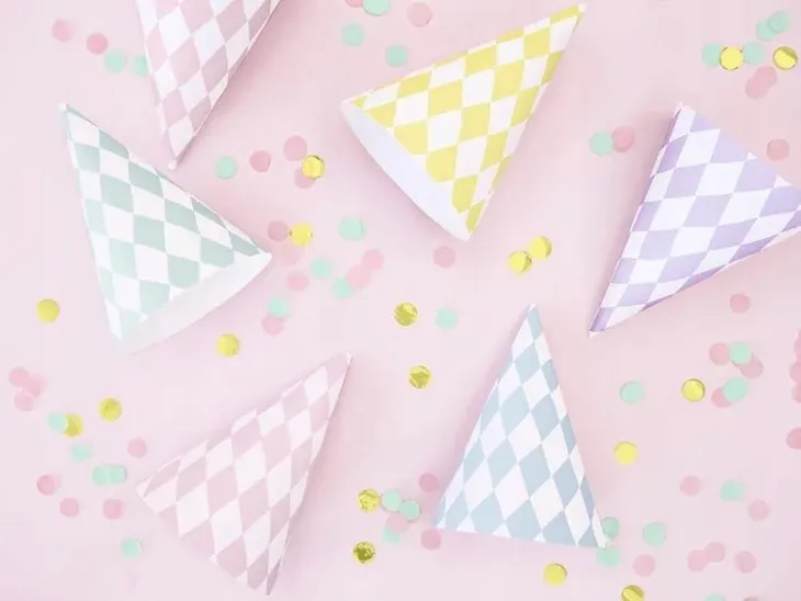 czapeczki-papierowe-mix-pastel-urodziny-6-szt-stan-nowy