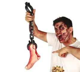 odcieta-noga-na-lancuchu-lancuch-stopa-halloween