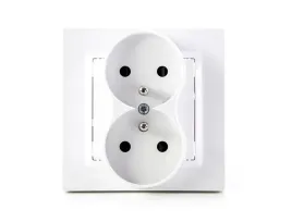 kontakt-simon-10-gniazdo-podwojne-z-uziemieniem-bolcem-biale-z-ramka