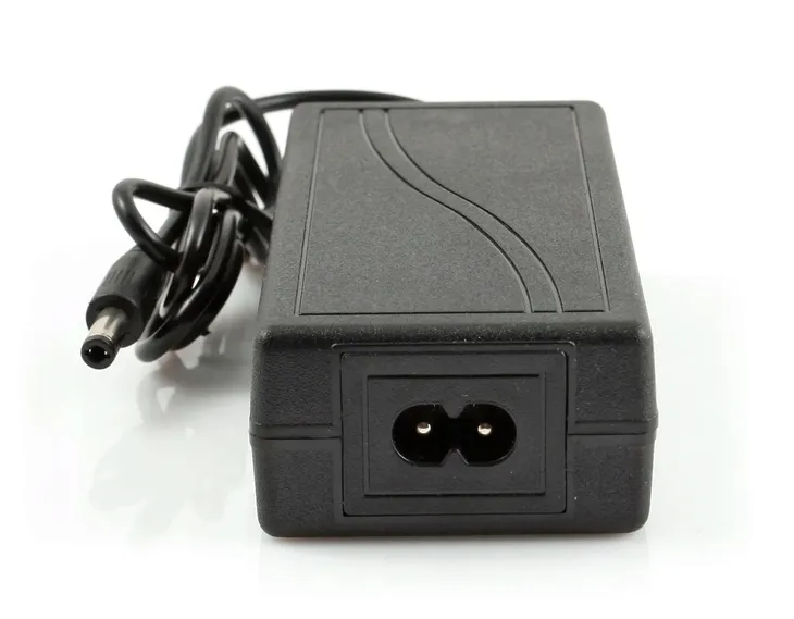 zasilacz-led-12v-dc-wtyczkowy-desktop-6a-72w-do-tasm-led-mono-rgb-marka-berge