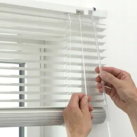 zaluzja-scienna-aluminiowa-25mm-biala-60-x-240-cm