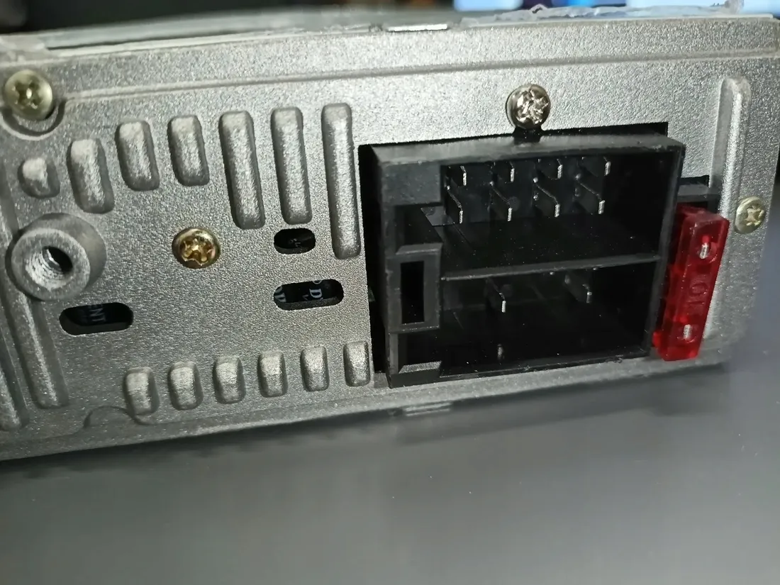 radio-samochodowe-mp3-usb-sd-bluetooth-60w-x4
