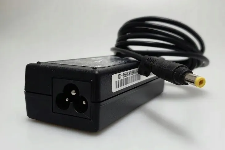 zasilacz-delta-19v-3-42a-65w-do-laptopow-uniwersalne