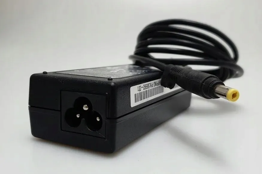 zasilacz-delta-19v-3-42a-65w-stan-powystawowy